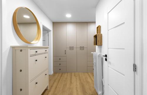 Nivy Apartment | BNB Central Comfort Retreat with Balcony