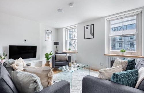 Fitzrovia Apartment | BnBNova - 2BR in Soho - Charlotte Street