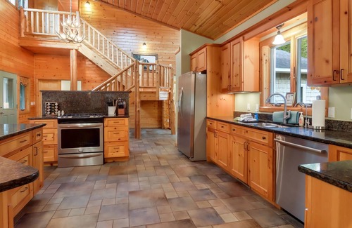 Mayfield House | Boardman Monarch River HOT TUB Fireplace