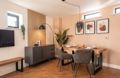 Canon's Marsh Apartment | Boat House - Luxe Apt with River View - Next to Harbour & Cafes