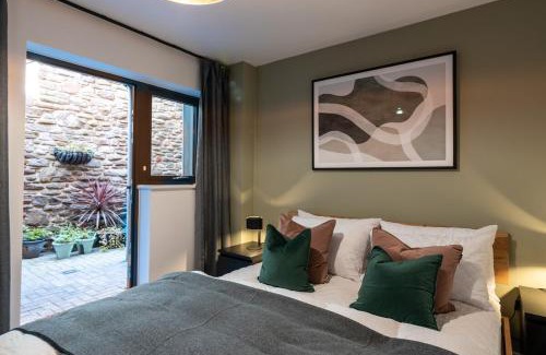 Canon's Marsh Apartment | Boat House - Luxe Apt with River View - Next to Harbour & Cafes