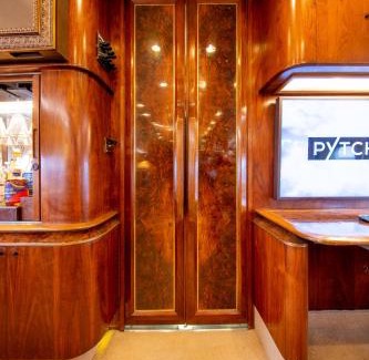 Hanham Boat Rental | Boeing 727 Airliner Private Jet