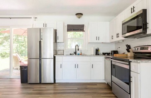 Newton House | Bohemian Retreat |Newly Remodeled with New Hot tub