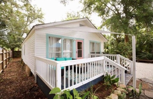 Brunswick House | Boho Bungalow w/Private Side Porch in Downtown Bwk