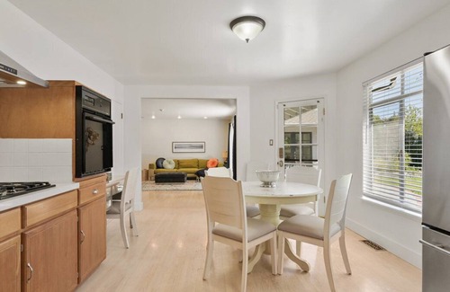Redwood City House | Boho Chic Rancher Huge Yard Fast Wifi Close to Everything