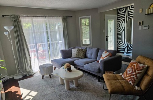 Aylmer Apartment | Boho Retreat – 3BD Condo. Close to Ottawa