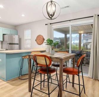 Charleston House | Boho SoCo- 8 mins to Credit One 20 mins to DTWN