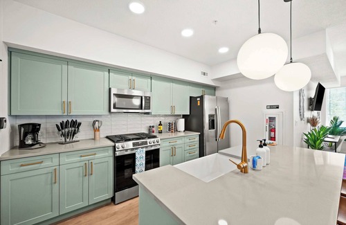 People's Freeway House | Boho Vibe Townhome King Bed Garage SLC