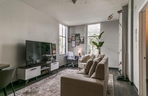 Downtown Des Moines Apartment | Boho, Walk East Village, Downtown, Free Parking