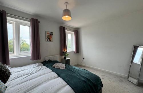 Swindon House | Bolehyde House, Sleeps 6, 3 Bedrooms, North Swindon location, Parking