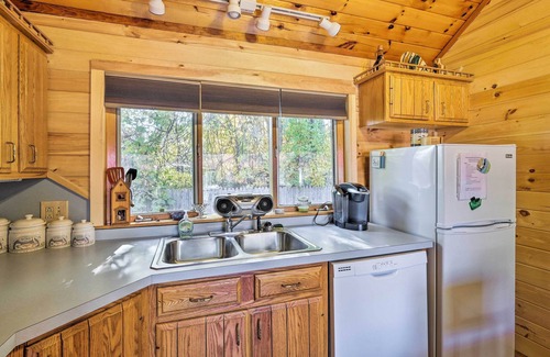 Bolton Landing Cottage | Bolton Landing Cottage w/Deck, Walk to Beach!