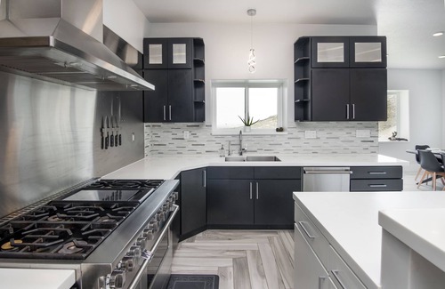 Tooele County House | Bonneville Salt Flats Secluded Luxury Modern Home! Hot Tub!