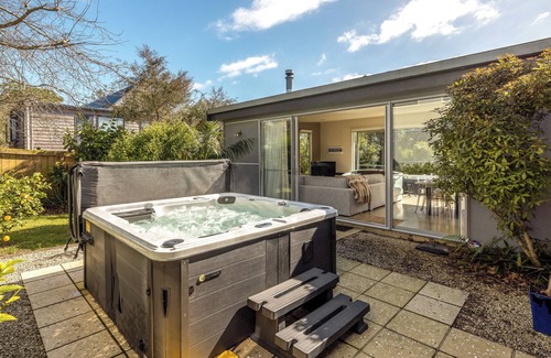 Surfdale House | Bonnie Doon l Be My Guest Waiheke