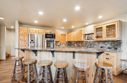 Whitefish Ski Chalet | Book for Festive! Ski-in/Ski-out Chalet with Big Mountain Views and Hot Tub!