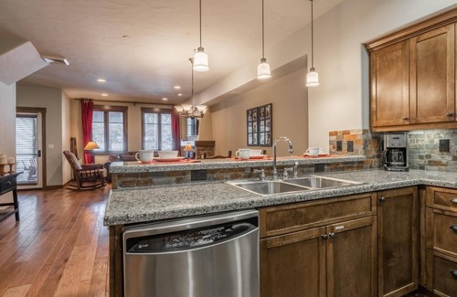 Woodwinds House | Book Now for Fall Getaways! Three-Level Townhome with Golf Course Views! Fireplace!