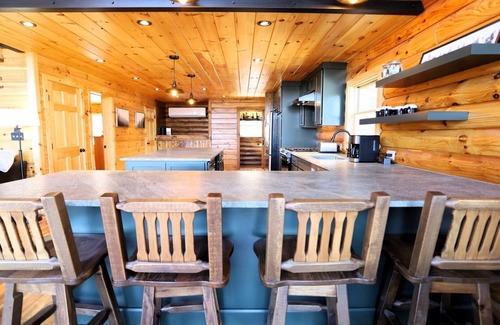 Thornton House | Book this perfect family getaway at this beautiful new modern log home in the White Mountains! CW81T