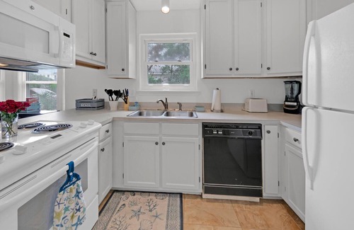 Crystal Beach Cottage | Booking fall No crowds Front porch and enclosed back deckn1k 2 twins Sleeps 4