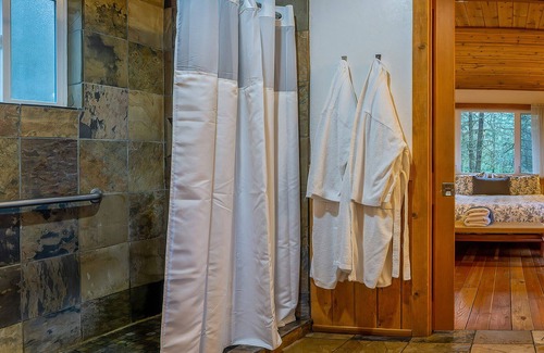 Ashland Cabin | BookStayHop - #1D Hobart Peak ~ Green Springs Cabins ~ Jacuzzi Tub~ Kitchen~ Do