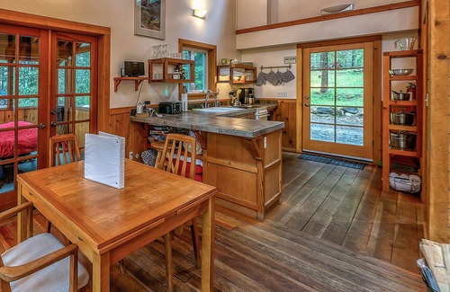 Ashland Cabin | BookStayHop - #1D Hobart Peak ~ Green Springs Cabins ~ Jacuzzi Tub~ Kitchen~ Do