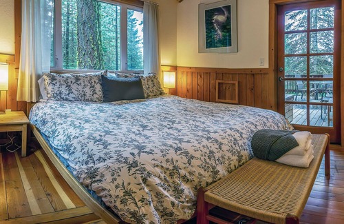 Ashland Cabin | BookStayHop - #1D Hobart Peak ~ Green Springs Cabins ~ Jacuzzi Tub~ Kitchen~ Do