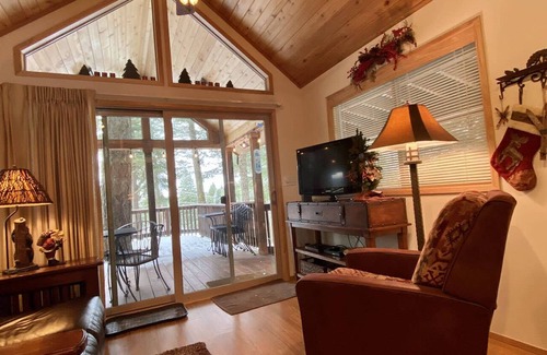 Ashland Cabin | BookStayHop -#41 Cabin on Hyatt Prairie Rd- Dog Friendly, With Mountain Views.