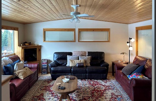 Ashland Cabin | BookStayHop -#44 Cabin on Hyatt Prairie Rd. Hot Tub and Gorgeous Mountain Views.
