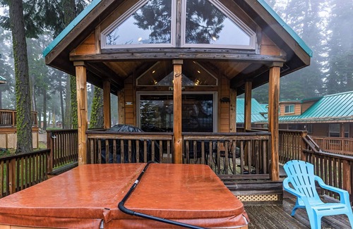 Ashland Cabin | BookStayHop-#46 Cabin on Hyatt Prairie Rd. Dog Friendly, Hot Tub, Mountain Views