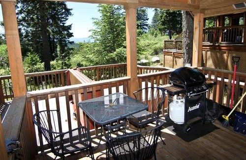 Ashland Cabin | BookStayHop-#46 Cabin on Hyatt Prairie Rd. Dog Friendly, Hot Tub, Mountain Views