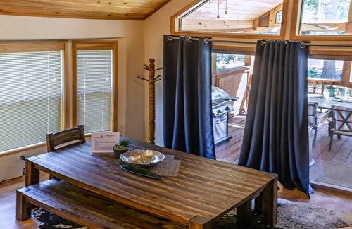 Ashland Cabin | BookStayHop - #51 & 52 Hyatt Prairie Rd. Compound -Hot Tubs and Mountain Views!
