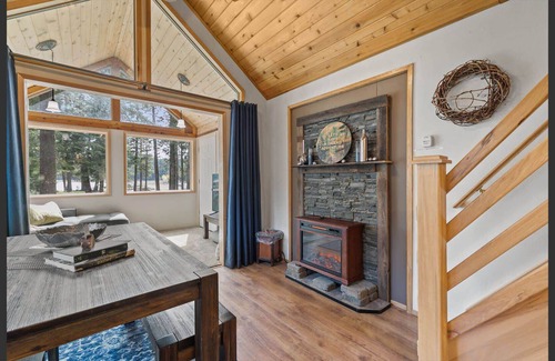 Ashland Cabin | BookStayHop - #51 & 52 Hyatt Prairie Rd. Compound -Hot Tubs and Mountain Views!