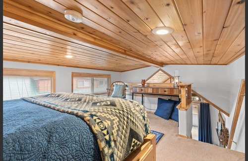 Ashland Cabin | BookStayHop -#52 Cabin on Hyatt Prairie Rd. With a Hot Tub and Mountain Views!