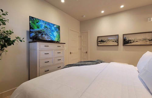 Historic Railroad District Condo | BookStayHop - Suite Windsor - Plaza North