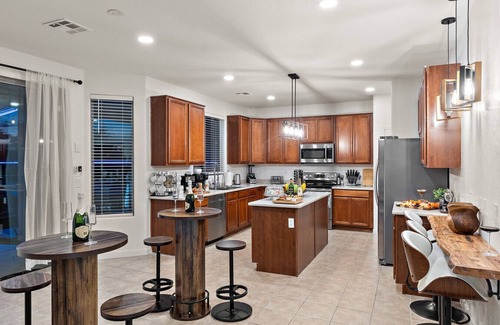 Tamaron Villa | Bora Bora! Pool, Spa, Pickleball, Theater, Firepit