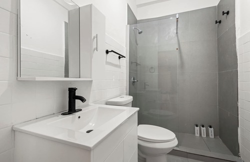 Hipodromo Apartment | Bosque Azul | Estudio Luminoso y Equilibrado con Cama Queen + Cocina