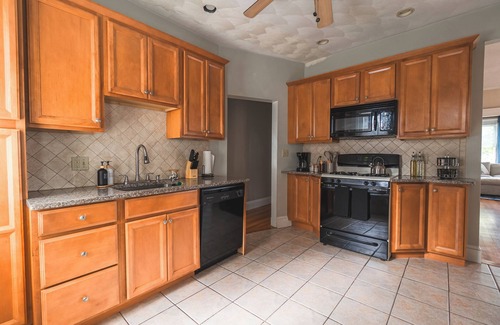 Revere Apartment | Boston 4BD-5 min walk to Train&Beach/10min-Airport-Free Parking