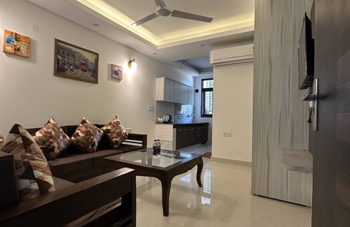 DLF Phase 5 Apartment | Botanical Oasis in the center of the City - Plum Tree Hotels