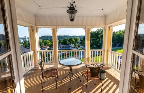 Elkader House | Botanical Suite at Elkader Jailhouse Inn