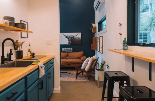 Rogers Cabin | Boulder Mounted Hot Tub | Sleeps 4 | Romantic Stay
