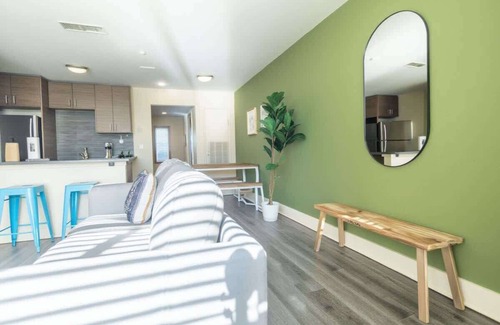Riverside Apartment | Boulevard Stays King 1BR 8 Mins to Downtown Pool, Gym & Parking 04