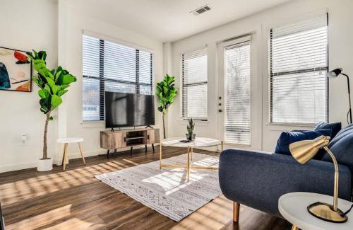 Travis Heights Apartment | Boulevard Stays Walk to Downtown 1BR SoCo Pool Parking Gym 06