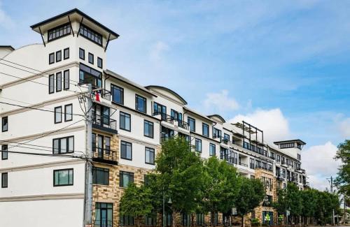 Travis Heights Apartment | Boulevard Stays Walk to Downtown 1BR SoCo Pool Parking Gym 06