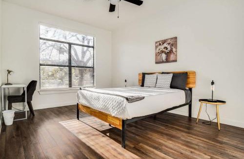 Travis Heights Apartment | Boulevard Stays Walk to Downtown 1BR SoCo Pool Parking Gym 06