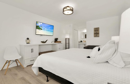 Survey Creek Hotel | Boutique Hotel King room w/POOL, LOCATION! Walk to BEACH/Restaurants/Nightlife