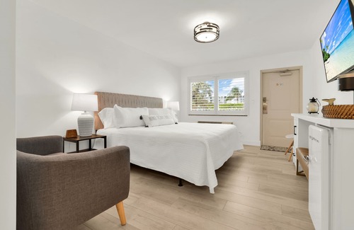 Survey Creek Hotel | Boutique Hotel King room w/POOL, LOCATION! Walk to BEACH/Restaurants/Nightlife