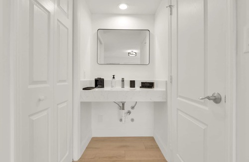 Survey Creek Hotel | Boutique Hotel King room w/POOL, LOCATION! Walk to BEACH/Restaurants/Nightlife