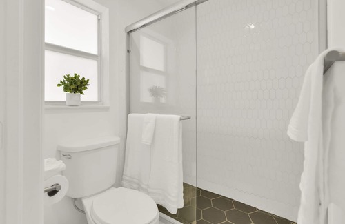 Survey Creek Hotel | Boutique Hotel King room w/POOL, LOCATION! Walk to BEACH/Restaurants/Nightlife