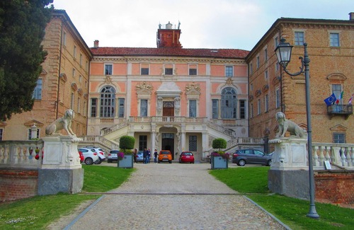 Govone Apartment | Boutique Studio Apartment in Roero Wine Area of Piedmont, near Asti and Alba.