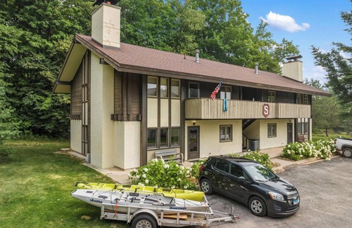 Boyne Falls Condo | Boyne Mountain Year Round Lodge sleeping 11