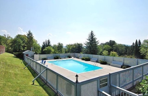Davis Condo | BR248-Pool! Close to all ski areas and Canaan Valley Attractions!