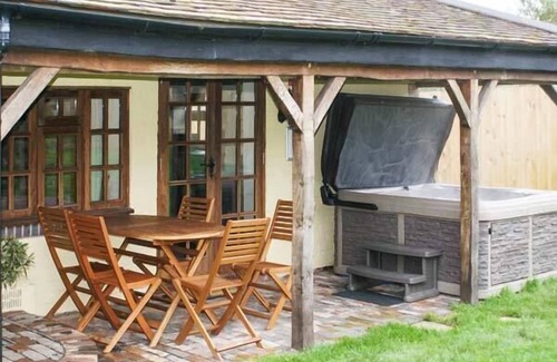 Little Malvern Cottage | BRAMBLES COTTAGE, pet friendly, character holiday cottage in Malvern